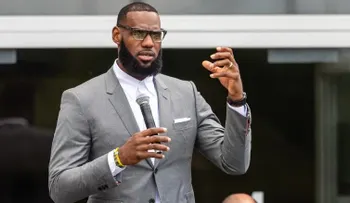 Melania Trump elogia a LeBron James y contradice a Donald Trump