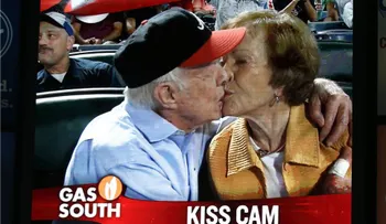 El amor no importa la edad y condición socia; Jimmy Carter y su esposa se besan durante partido de béisbol