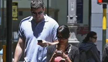 Prohibirán personas usar celulares mientras caminan 