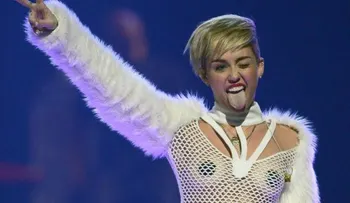 Miley Cyrus fumó marihuana durante concierto en Miami