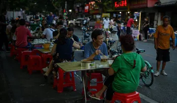 Por temor a escasez de alimentos por el coronavirus, China ordena servir dos platos menos de comida