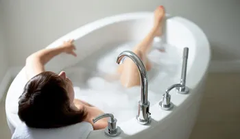 Lo que no te habían dicho sobre los beneficios ocultos de tomar un baño de agua caliente