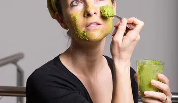 Mascarilla de aguacate y linaza para proteger una piel sensible
