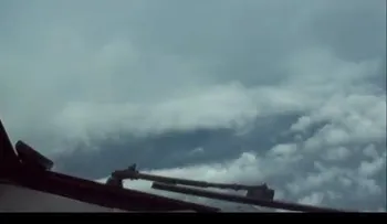Un avión mete su cámara en el ojo del demoledor huracán Patricia (VIDEO)