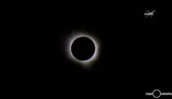 El eclipse solar total cautiva a miles en el sudeste asiático