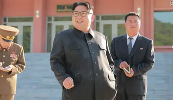 Pillan a Kim Jong Un fumando... en medio de una campaña antitabaco