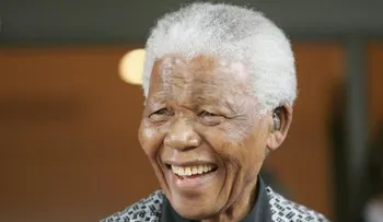 Mandela sale del hospital, pero seguirá bajo cuidados intensivos en su casa