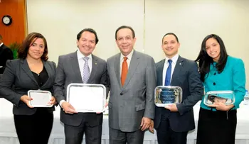 Banco Central entrega premios a ganadores Concurso de Economía 2015