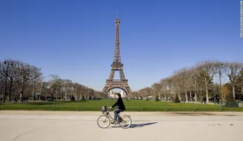 Policía francesa busca a tres personas que querían escalar la torre Eiffel