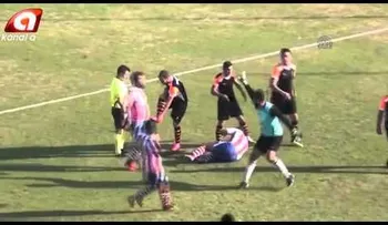 Un futbolista le propina una brutal patada en la cara a un rival en Turquía (VIDEO)