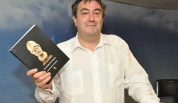  Filosofo español pone a circular obra en el país