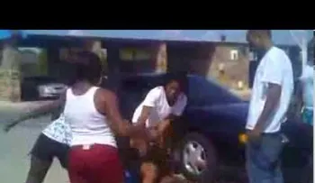 Video: Pelea de hombres se convierte en un lío de mujeres 