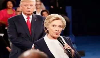 Donald Trump detrás de Hillary Clinton: la foto que se vuelve viral 