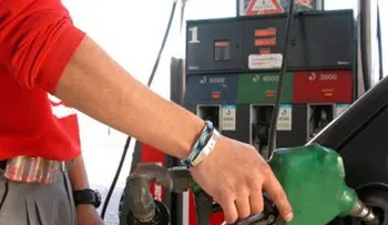 El Ministerio de Industria y Comercio rebaja 2.40 y 2.50 pesos a las gasolinas