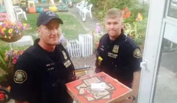 Dos policías reparten pizza para ayudar a herido 