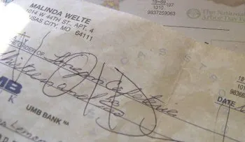 Anciana recibe un cheque del banco, y su carta de respuesta es épica