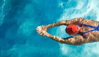 ¿Cómo evitar las lesiones más comunes de la natación?