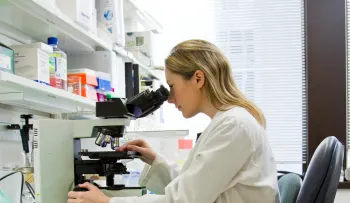 Nueva terapia reduce progresión del cáncer de próstata metastásico