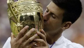 Djokovic logra 3er título en Wimbledon al vencer a Federer 