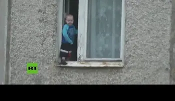 Polémica por caso de niño juega en ventana de un piso octavo (VIDEO)