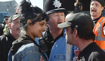 Esta mujer se enfrenta a un manifestante de extrema derecha con una sonrisa