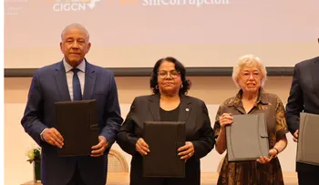Contralor firma compromiso contra la corrupción