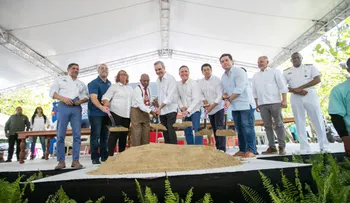 Presidente Abinader da primer palazo para la construcción del muelle pesquero Sabana Grande de Palenque