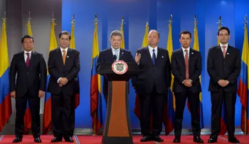Santos a Maduro: â??La revolución bolivariana se está destruyendo a sí mismaâ?