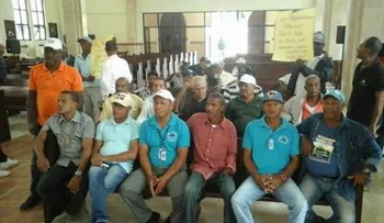 Extrabajadores portuarios ocupan catedral de Puerto Plata en reclamo de pensión
