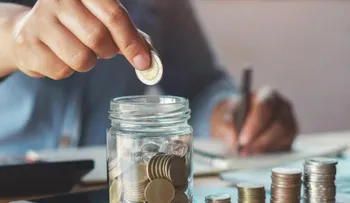 Cómo crear un fondo de emergencia con ingresos limitados, según una experta en finanzas
