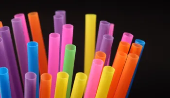 Ley 98-25 fija plazos de 60 días, 12 y 24 meses para sacar del mercado plásticos de un solo uso y foam