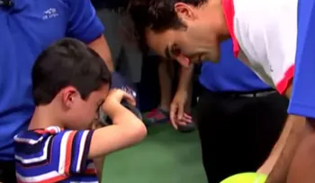 Federer rescata a un niño de ser aplastado por una multitud de fanáticos