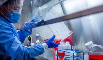 Administran primeras inyecciones contra el coronavirus, con una velocidad récord
