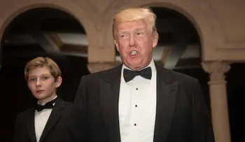 Trump vuelve a Washington tras sus vacaciones navideñas en Florida