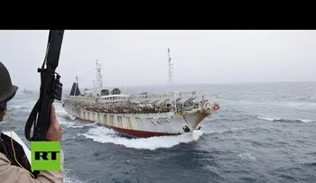 Abren fuego contra un barco chino que pescaba ilegalmente en Argentina 