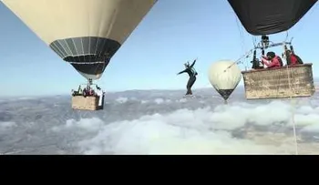 Increíble video de deportistas que caminan sobre una cuerda flojaâ?¦ ¡entre globos aerostáticos!