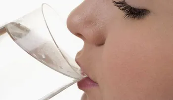 8 señales de tu cuerpo cuando no estás bebiendo suficiente agua