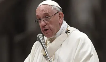 El papa Francisco exhorta jóvenes a liberarse de la "dependencia" del móvil