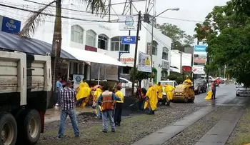 Obras Públicas limpia alcantarillas para evitar inundaciones