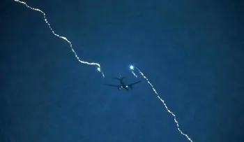 Un rayo cae en avión 