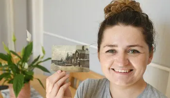 Más de 50 años después, una mujer recibe una postal enviada a su dirección
