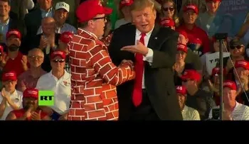 Trump invita al escenario de un mitin a un hombre vestido de "muro humano"