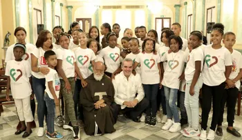 Presidente Abinader recibe en Palacio Nacional a niños de la Fundación Futuro Cierto; les exhorta a seguir sus aspiraciones y sueños