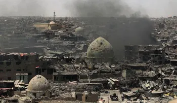 El primer ministro de Iraq canta victoria en Mosul, pero reportan que siguen ataques
