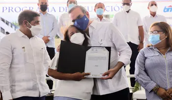 Abinader entrega en Azua 650 títulos de propiedad en beneficio de más de 2,600 personas