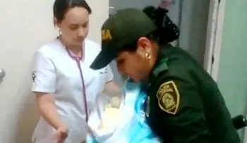 Colombia: una policía amamanta a una bebe abandonado para salvarle la vida