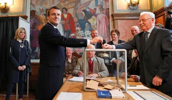 Los bocas de urna en Francia le dan una cómoda ventaja a Emmanuel Macron sobre Marine Le Pen