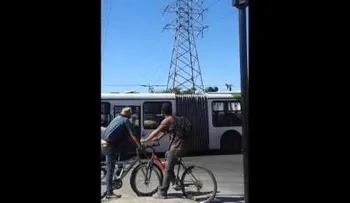 Hombre cae de una torre de alta tensión 