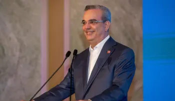 Abel reconoce triunfo de Abinader y lo llama para felicitarlo