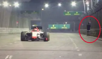 Individuo salta al circuito e interrumpe el Gran Premio de Singapur de Fórmula 1  VIDEO